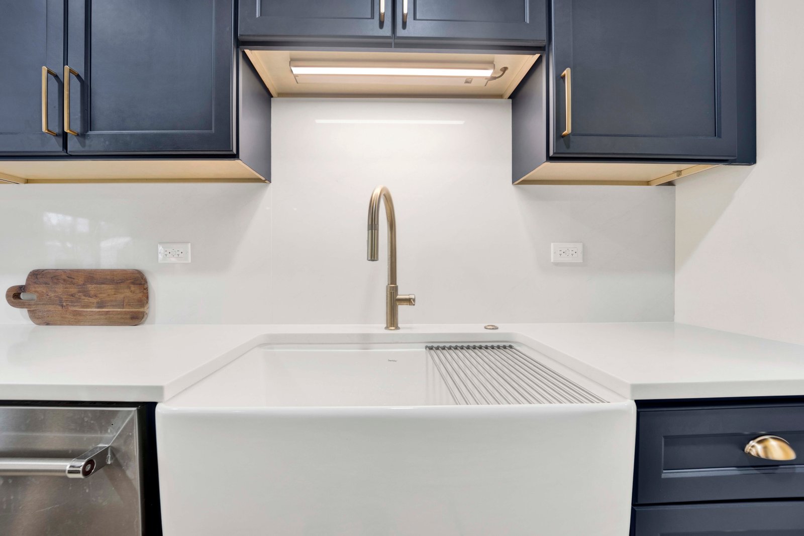 Transitional kitchen with shaker cabinets by Turn Key Designs